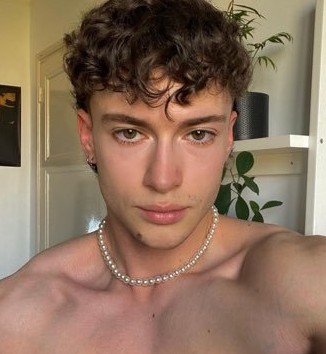 Veasna - Rencontre gay à Mürren Profil de Veasna, 22 ans, Rencontre gay à Mürren (Berne)