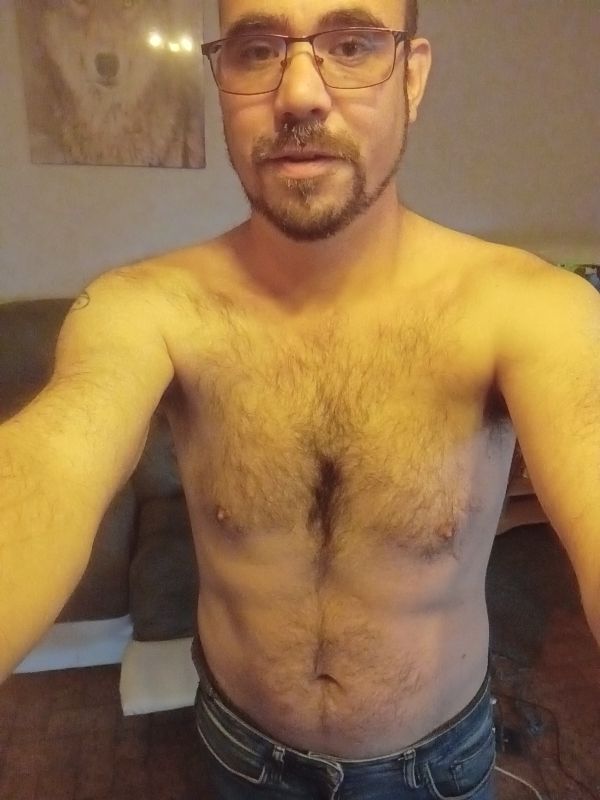 Vang - Rencontre gay à Häutligen Profil de Vang, 23 ans, Rencontre gay à Häutligen (Berne)