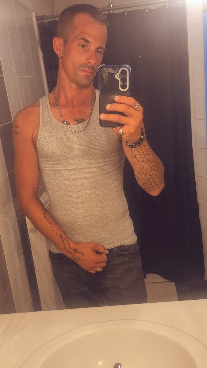 Enzzo - Rencontre gay à Ballmoos Profil de Enzzo, 42 ans, Rencontre gay à Ballmoos (Berne)